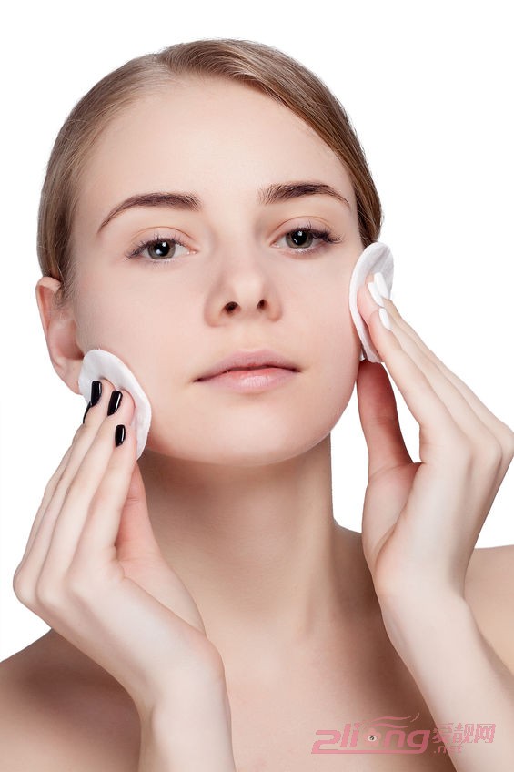 化妆水湿敷的技巧 让肌肤日益水润-1 化妆水湿敷的技巧 让肌肤日益水润-1